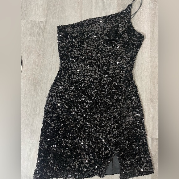 Fitted Mini Dress Decorated With Small Slit Angel